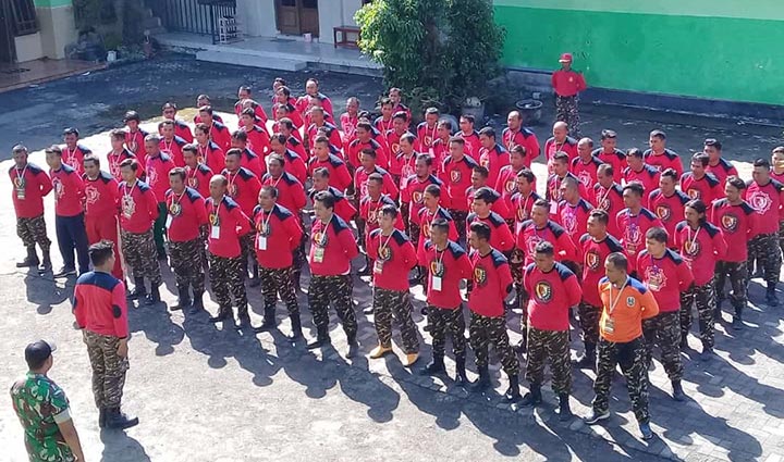 Peserta Kursus Banser Lanjutan (Susbalan) yang dilaksanakan oleh GP Ansor Kota Surabaya di Ponpes Al Fatich, Benowo, belum lama ini. foto: DIDI ROSADI/ BANGSAONLINE