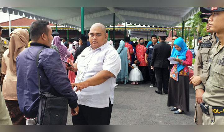 Sejumlah wartawan tampak dihadang oleh oknum pegawai DPMD saat hendak meliput pelantikan 158 Kades di Pendopo Aryawiraraja Lumajang. 