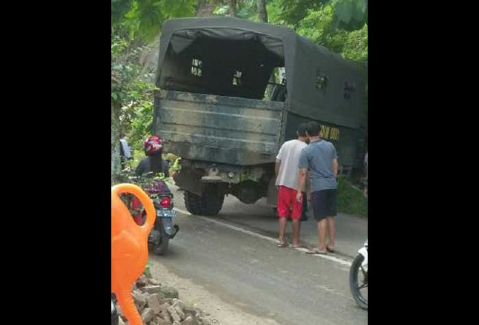 Kondisi truk saat nyungsep ke selokan.