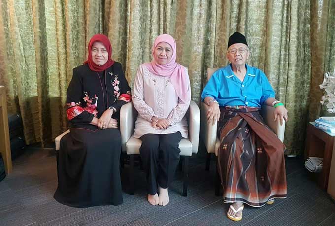 Khofifah saat menjenguk Gus Solah yang sedang menjalani perawatan di sebuah rumah sakit di Singapura. foto: ist.