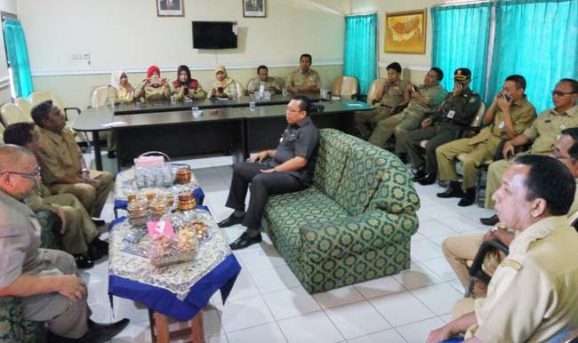 Bupati Situbondo H. Dadang Wigiarto saat melakukan sidak di Dinas Pendidikan, Senin (11/7). foto: HADI PRAYITNO/ BANGSAONLINE