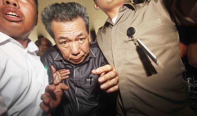 Ketua PN Kepahiang, Bengkulu, sekaligus hakim adhoc tipikor Bengkulu, Janner Purba dikawal ketat petugas, saat tiba di Gedung KPK, Jakarta, Selasa (24/5). foto: MI