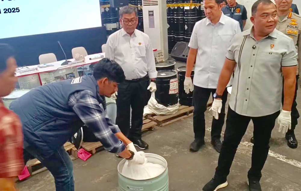 Bareskrim Polri menunjukkan BB berupa sianida ilegal yang disita dari gudang milik tersangka.