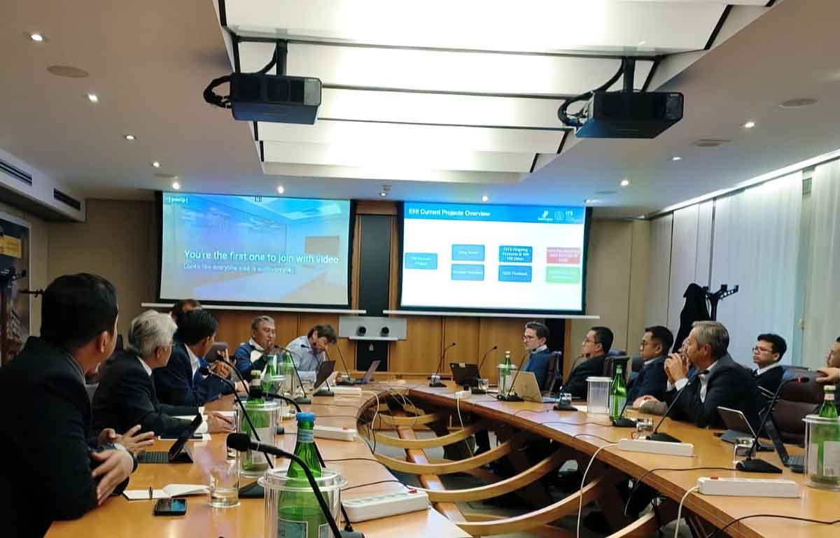 Rapat koordinasi antara dosen ITS, ITB, SKK Migas, dan ENI dalam realisasi FEED proyek North Hub Kutai di Milan, Italia.