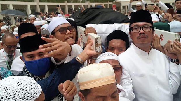 Dubes RI untuk Arab Saudi Dr Agus Maftuh Abegebriel saat menggotong jenazah KH Maimoen Zubair di Ma