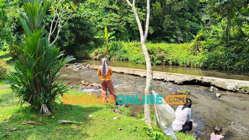 Anak-anak saat sedang bermain air di sungai kecil yang jernih di Sumber Ubalan. Foto: Muji Harjita/BANGSAONLINE