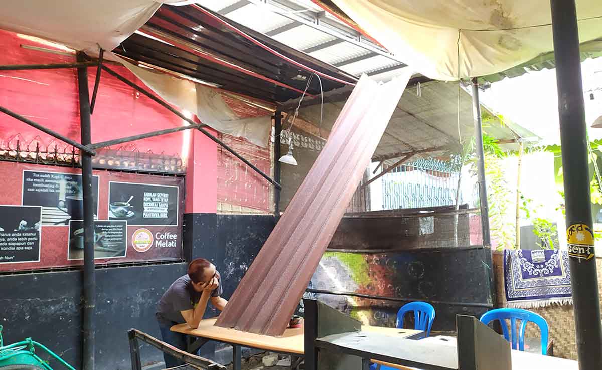 Akibat angin kencang atap seng cafe melati jatuh dan hampir mengenai pengunjung. 