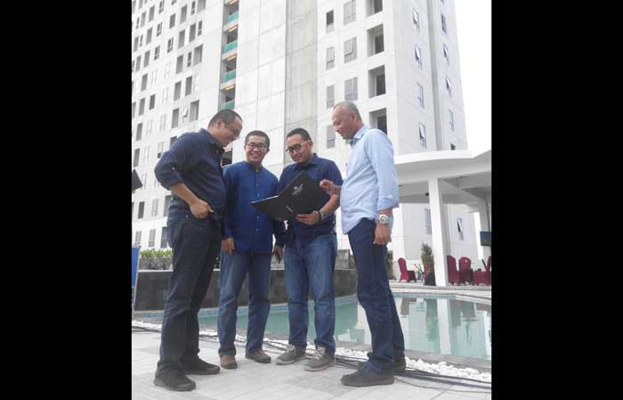 MENJULANG: Boy Arifin (paling kiri) berbincang mengenai ground breaking Tower Beatus dengan latar belakang bangunan Tower Fortuna di lokasi Apartemen Tamansari Prospero, Sabtu (12/11) sore. foto: mustain/ bangsaonline