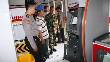 Mesin ATM di dalam Alfamart yang gagal dibobol. (haris/BANGSAONLINE)