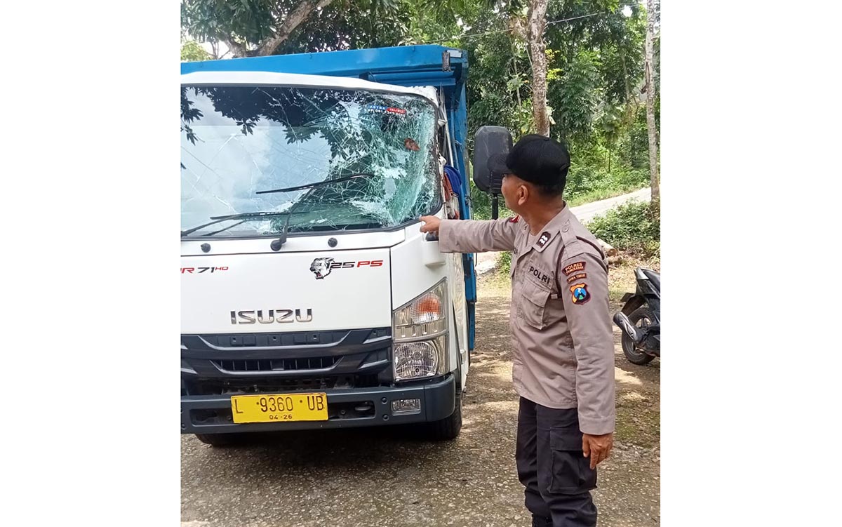 Truk bermuatan semen yang terguling di Desa Ambender Kecamatan Pegantenan, Pamekasan.