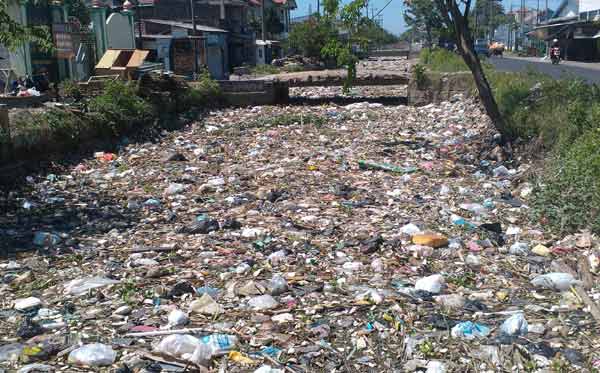 DPU Pengairan dan DKP Sidoarjo Melempem, Sampah Menumpuk di Sungai Gedangan, Terkesan Tutup Mata