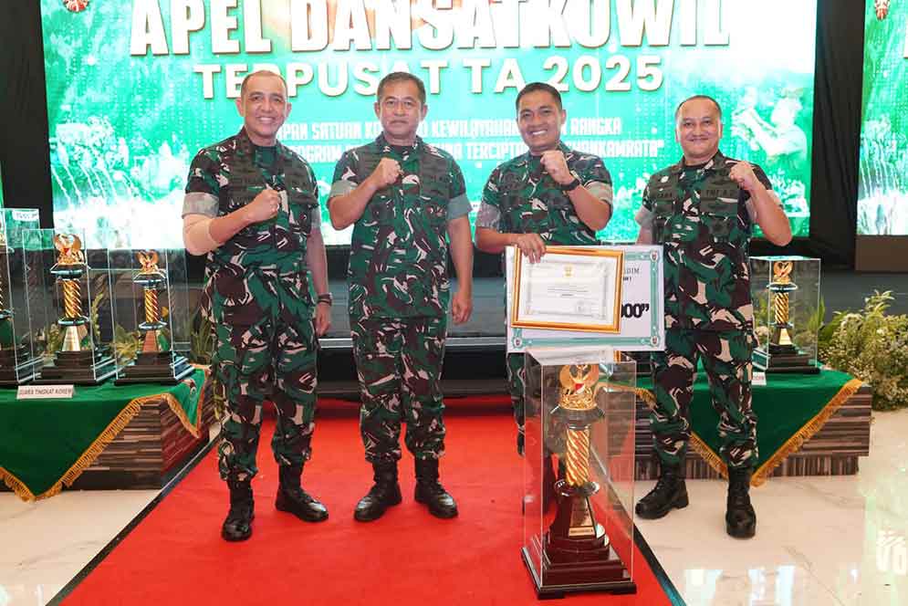 Dandim 0811/Tuban Letkol Inf Dicky Purwanto, saat menerima penghargaan juara 1 nasional Kodim terbaik dari Kepala Staf Angkatan Darat dalam pembinaan teritorial wilayah.