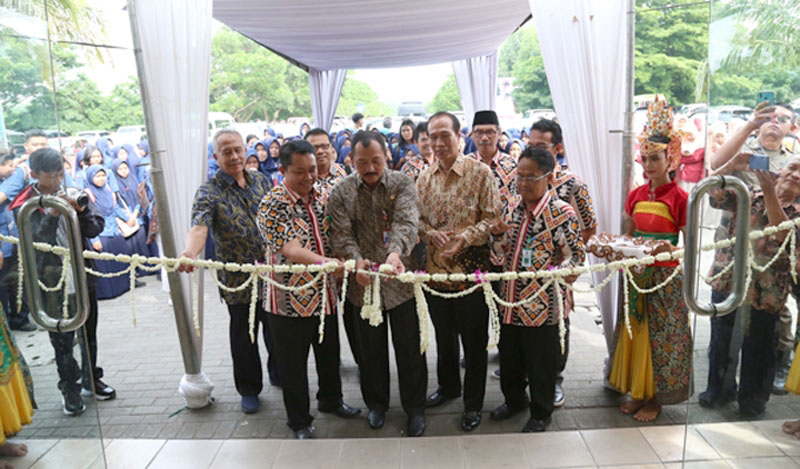 Kepala Dinas Pendidikan Kabupaten Kediri Drs. Sujud Winarko, M.M. mewakili Bupati dr. Hj. Haryanti Sutrisno saat membuka Expo Campus.