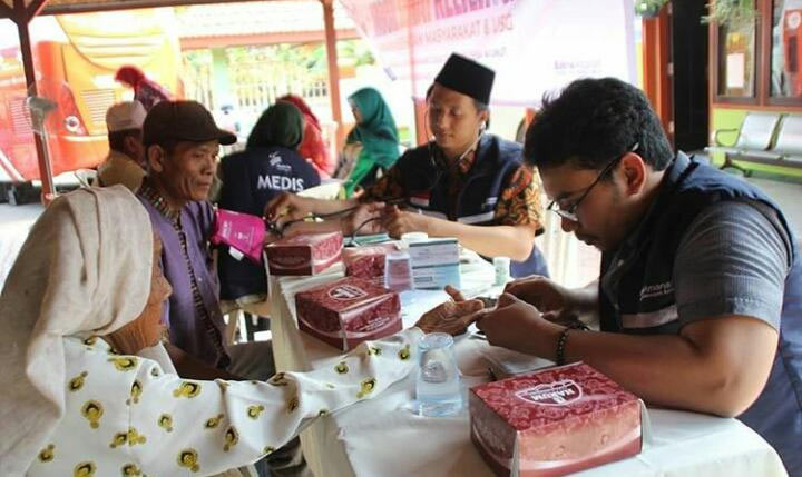 Tenaga medis saat melayani warga Porong yang konsultasi masalah kesehatan.
