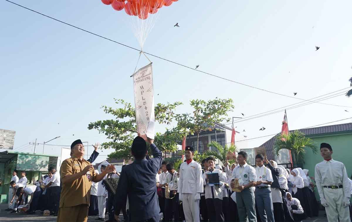 Siswa SMK NU Plus Sidoarjo saat melepas burung ketika hari pertama MPLS. Foto: Ist
