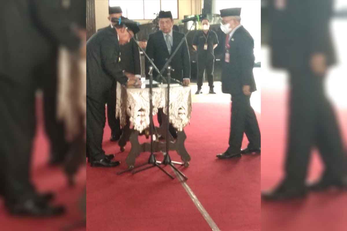 Plt Bupati Nganjuk Marhaen saat melantik Pj Sekda Nganjuk Himawan. Foto: BAMBANG/ BANGSAONLINE.com