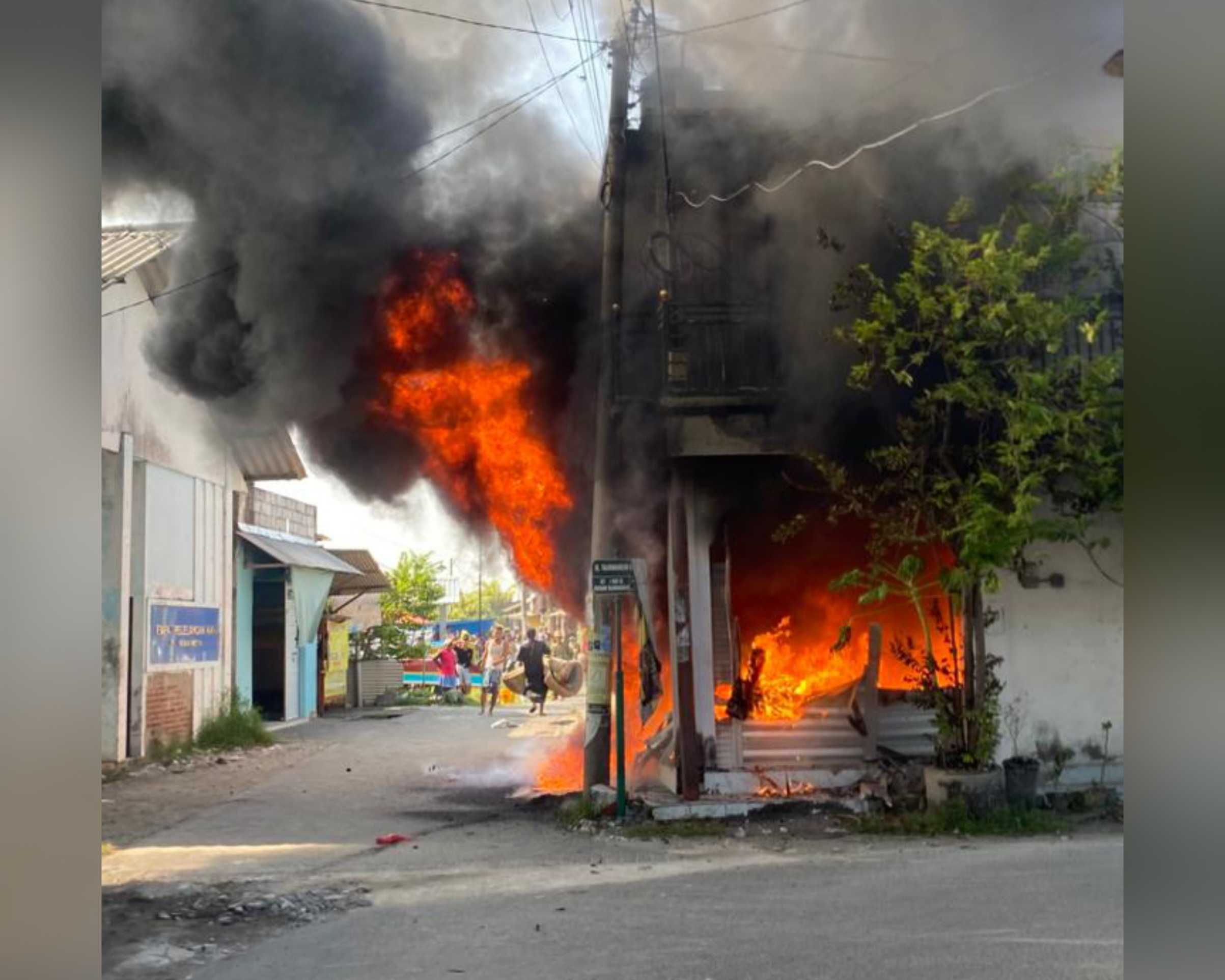 Toko penyedia kebutuhan nelayan di Dusun Tanjungrejo dalam kondisi terbakar. foto: ist.