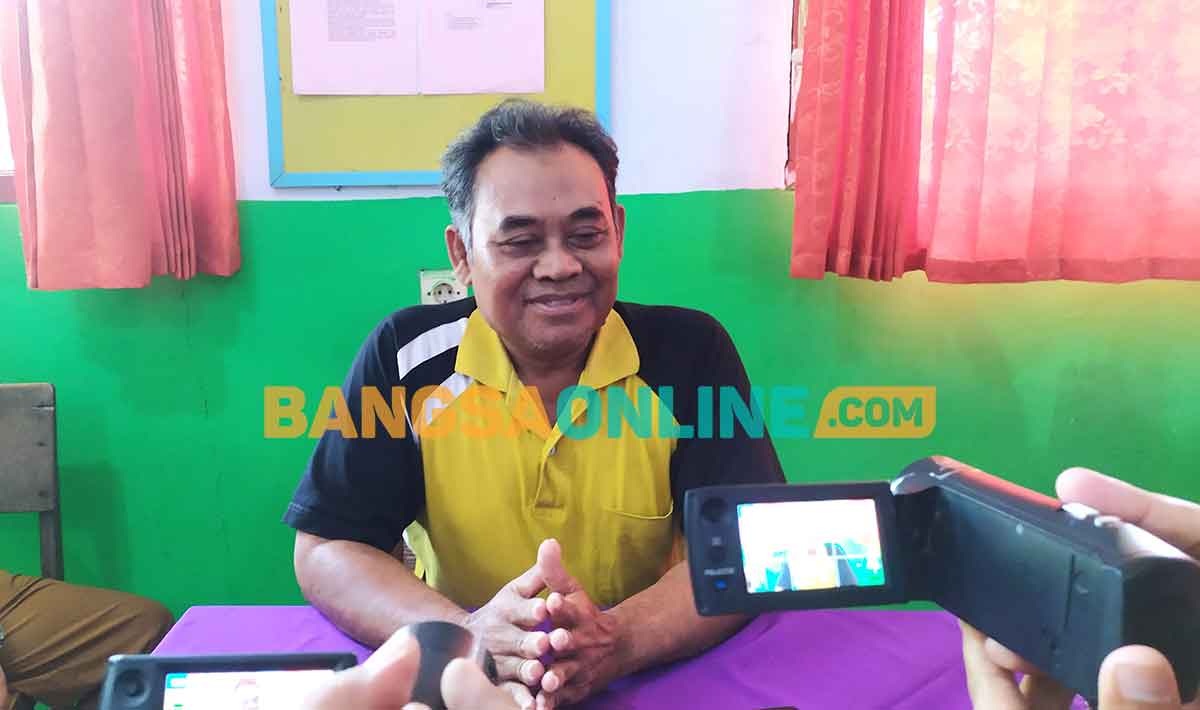 Plt Kepala SDN Japanan 1, Moh Sidik, saat memberi keterangan kepada awak media terkait penganiayaan yang menimpa seorang pelajar. Foto: AAN AMRULLOH/BANGSAONLINE