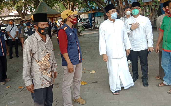 Gus Ipul dan Mas Adi usa menyaksikan Deklarasi Prokes di Pasar Burung Karangketug.