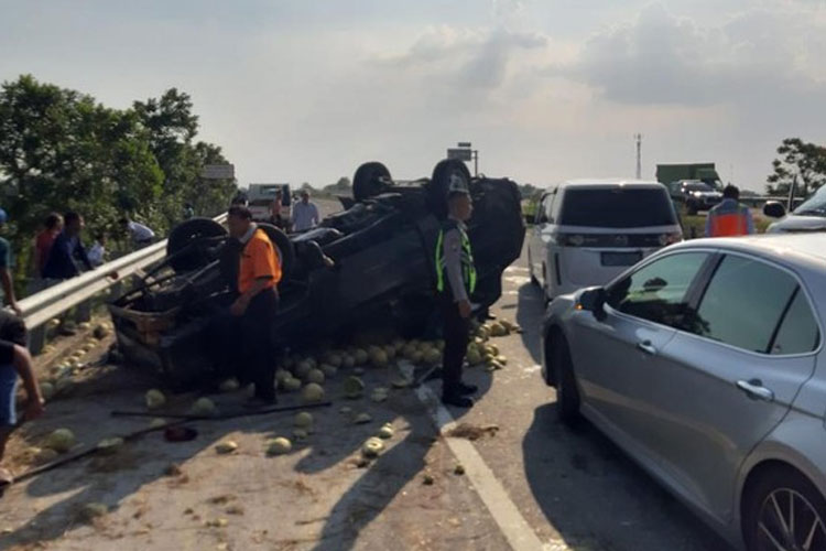 Hiace tabrak pikap bermuatan melon hingga terbalik, (Senin, 12/9/2022). Foto: PJR Polda Jatim