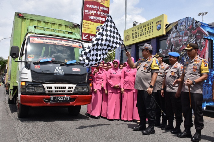 Kapolda Jatim saat memberangkatkan truk berisi bantuan bagi korban tunami Banten.