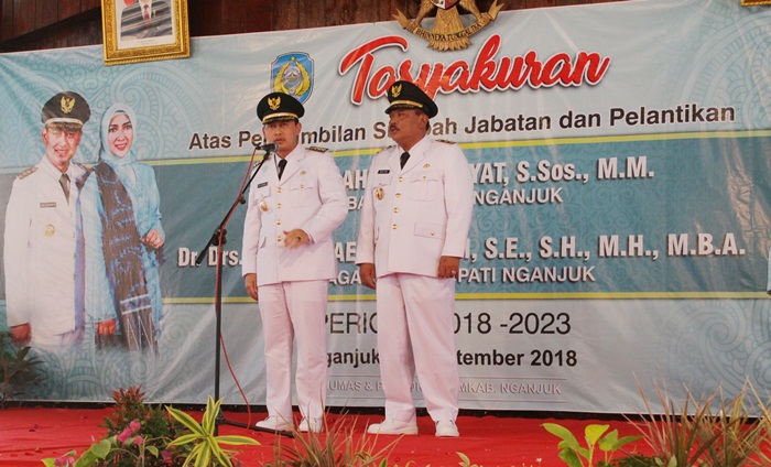 Bupati H Novi Rahman Hidayat S Sos bersama Wakil Bupati Drs Marhaen Jumadi berikan sambutan perdana usai dilantik sebagai Bupati dan Wakil Bupati Nganjuk. Foto: BAMBANG/BANGSAONLINE