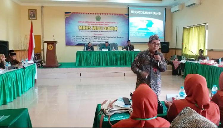 Dr. Jumino, M.M., M.Pd. saat memberikan materi dengan tema pendidikan di era industri 4.0.
