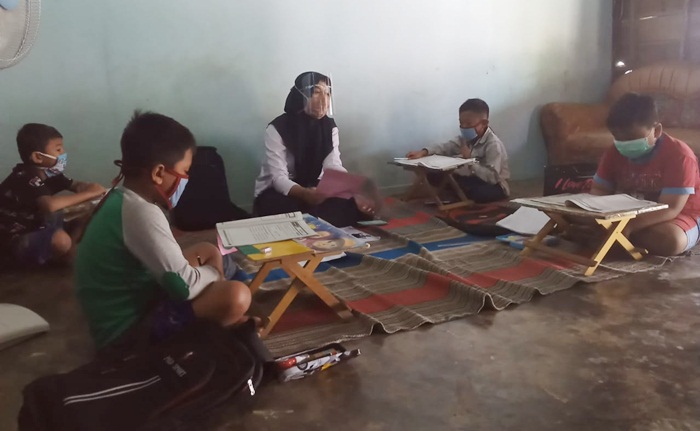 Salah satu guru yang sedang mengajar di rumah muridnya. foto: TRIWI YOGA/ BANGSAONLINE