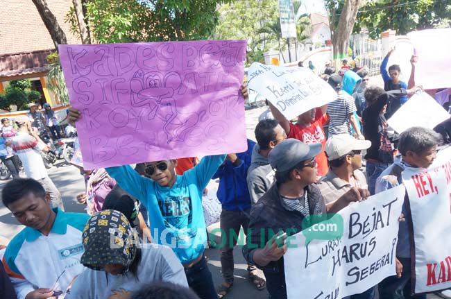 Aksi demontrasi warga di depan Gedung Pemerintahan Kabupaten Jombang. foto: rony suhartomo/ BANGSAONLINE