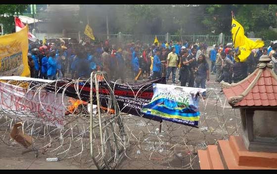 Ratusan mahasiswa yang tergabung dalam PMII saat menggelar aksi unjuk rasa di depan Gedung DPRD Jatim. 
