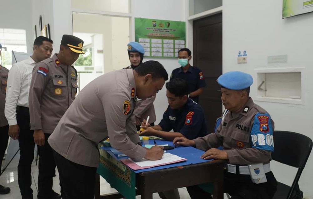 Kapolres Tuban AKBP Alaiddin saat menyerahkan sampel urine untuk dites.