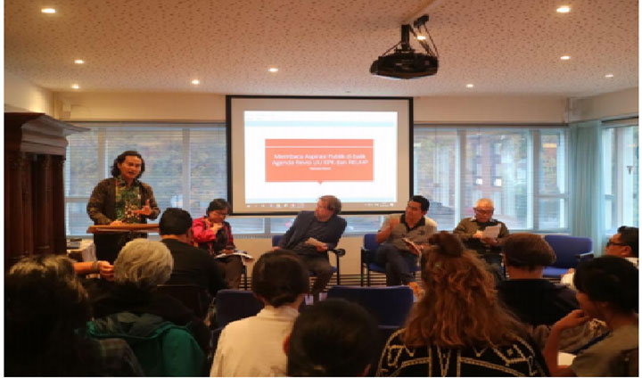 Suasana dialog terbuka yang digelar Lakpesdam PCINU Belanda bersama KITLV (KITLV/Royal Netherlands Institute of Southeast Asian and Caribbean Studies), Pehimpunan Pelajar Indonesia (PPI) Leiden, dan ILUNI Universitas Indonesia di Belanda tentang Politik Kewargaan paska Pilpres 2019 di Leiden Belanda. foto: istimewa/ BANGSAONLINE
