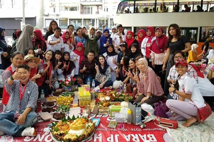 Emil Elestianto Dardak dan Arumi Bachsin bersama ribuan buruh migran di Victoria Park Hongkong, Senin (14/5/2018). foto: bangsaonline.com 