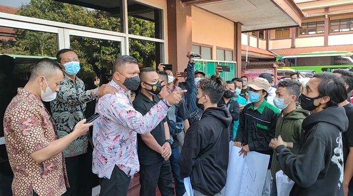 Salah satu petugas keamanan kampus yang marah sambil menuding-nuding mahasiswa, sedang ditenangkan oleh rekannya. foto: MUJI HARJITA/ BANGSAONLINE
