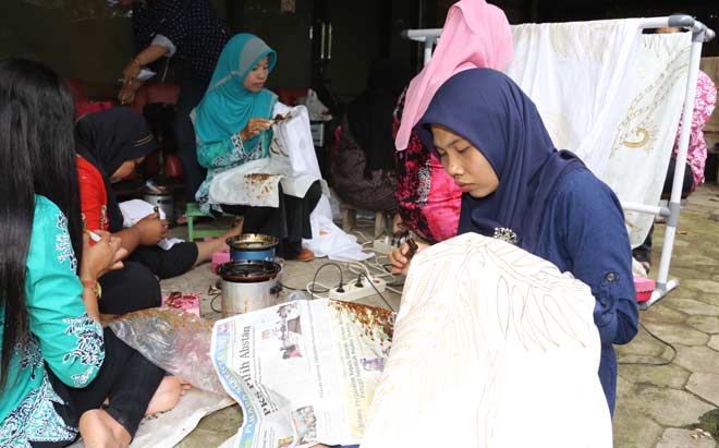 Para perajin batik Banyuwangi yang ikut perlatihan bersama desainer nasional Merdi Sihombing. foto: BANGSAONLINE.com