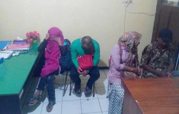 Oknum PNS hanya bisa tertunduk malu saat terjaring razia petugas Satpol PP  Lamongan. 