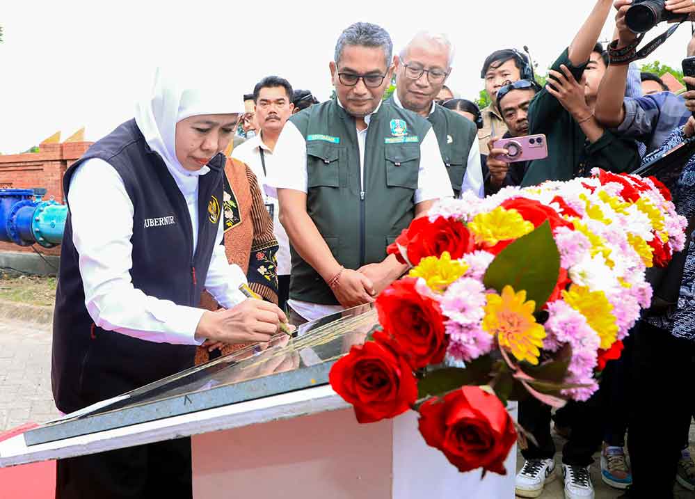 Gubernur Jatim, Khofifah Indar Parawansa saat penandatanganan peresmian IPA SPAM Mojolagres. (Ist)