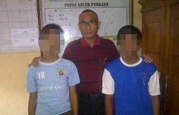 Dua pelajar pelaku pencurian sepeda motor milik salah seorang guru didampingi petugas. (Soewandito/BANGSAONLINE)