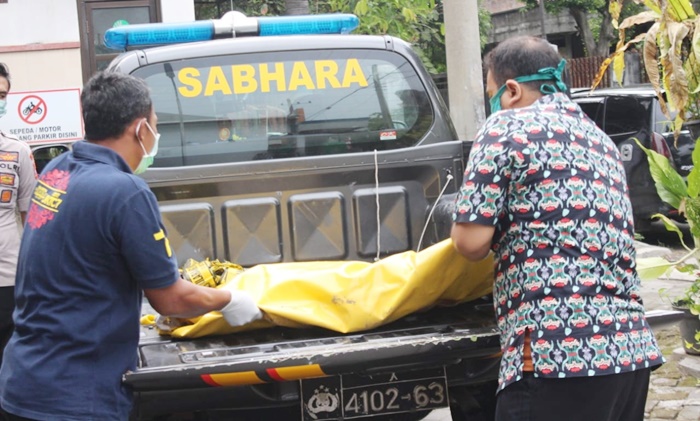 Mayat bayi saat dibawa ke kamar jenazah RSUD Jombang.