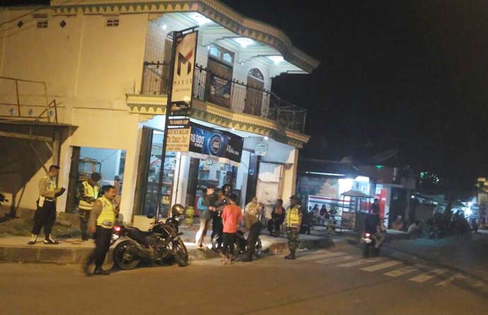 Petugas gabungan saat memeriksa salah satu motor yang melintas. foto: AHMAD/ BANGSAONLINE