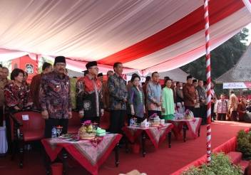 Sejumlah petinggi negara mengikuti Grebeg Pancasila di Kota Blitar. (foto: Tri Susanto/BANGSAONLINE)