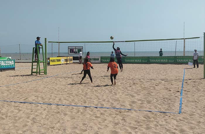 Salah satu pertandingan cabor voli pantai di ajang Porkab Tuban.