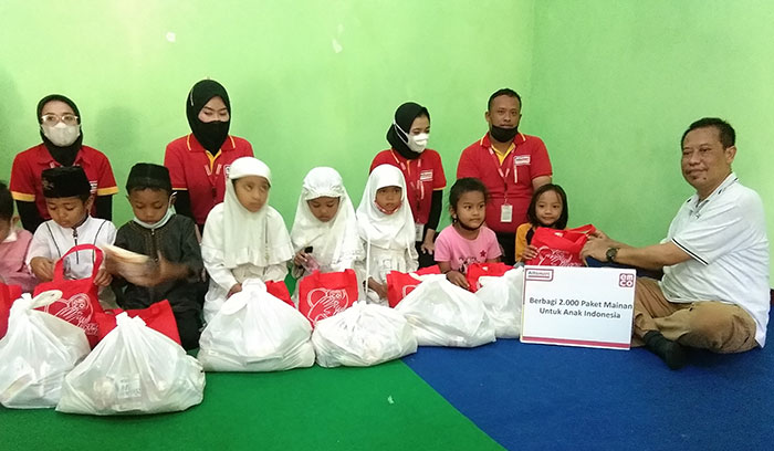 Corporation Communication Regional Manager PT Sumber Alfaria Trijaya, M Faruq Asrori, saat memberi mainan kepada anak-anak di Panti Asuhan Amanah, Nganjuk. Foto: BAMBANG DWI JULIANTO/ BANGSAONLINE