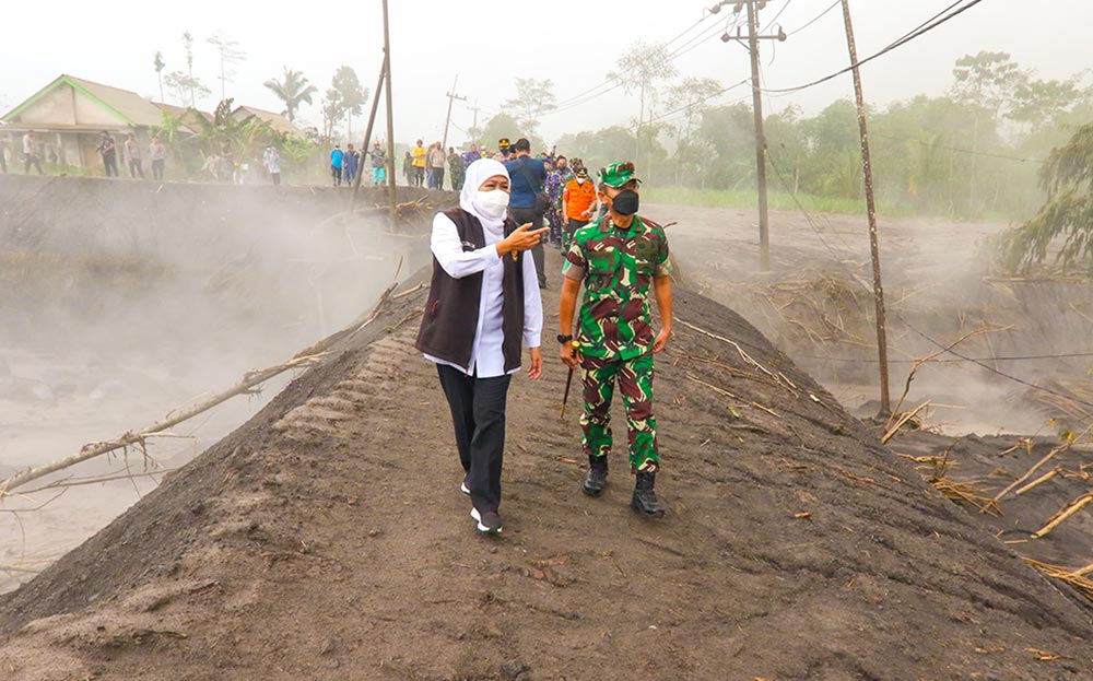 Gubernur Jatim Khofifah Indar Parawansa saat meninjau wilayah dampak erupsi Gunung Semeru di Lumajang, beberapa waktu lalu.