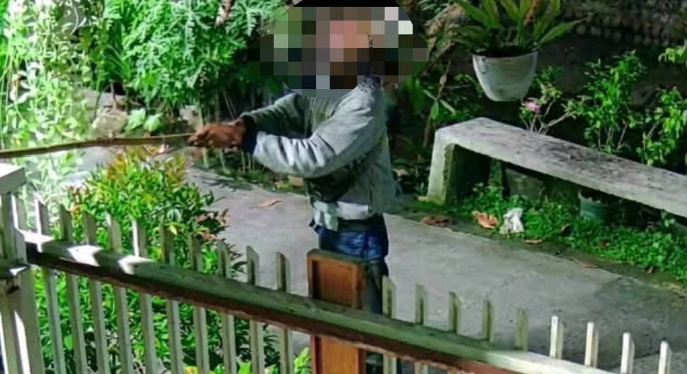 Tangkapan layar CCTV saat pelaku beraksi mencuri pakaian dalam milik warga