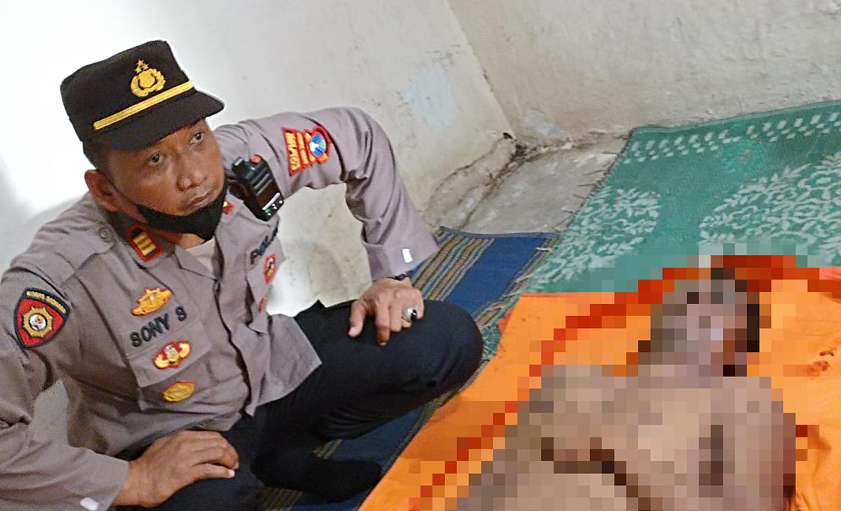 Kapolsek Ponggok AKP Sony saat mendatangi rumah duka.