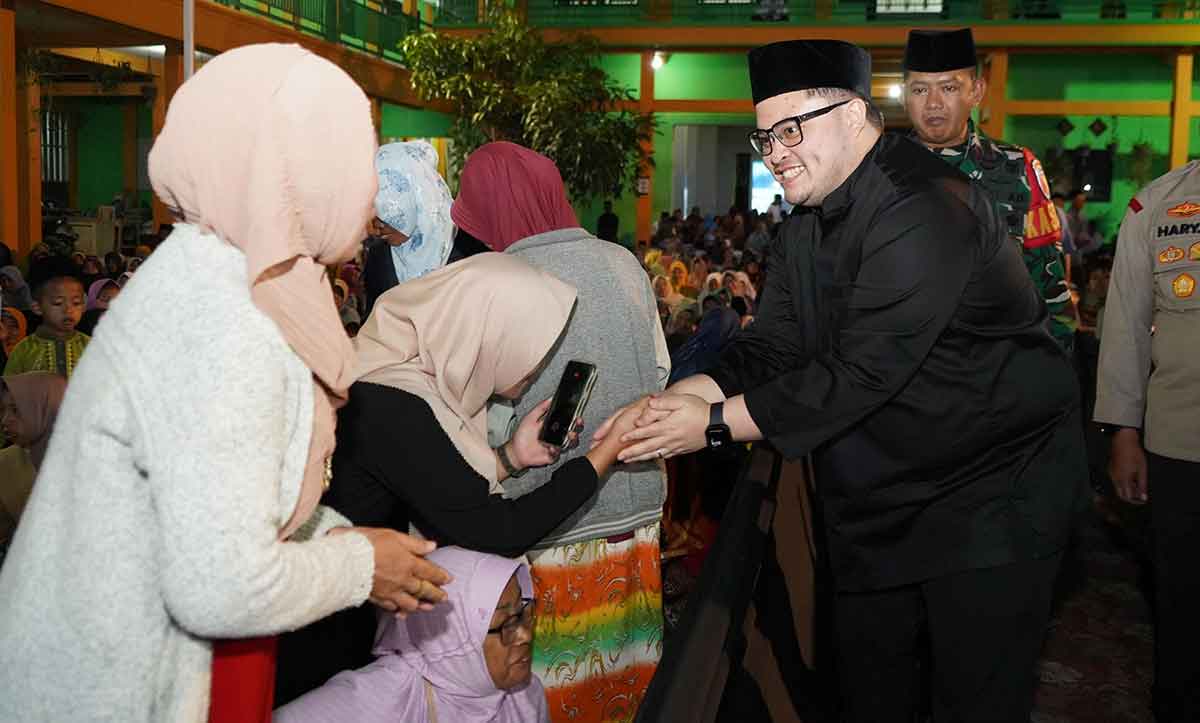 Bupati Kediri saat bertemu masyarakat. Foto: Ist