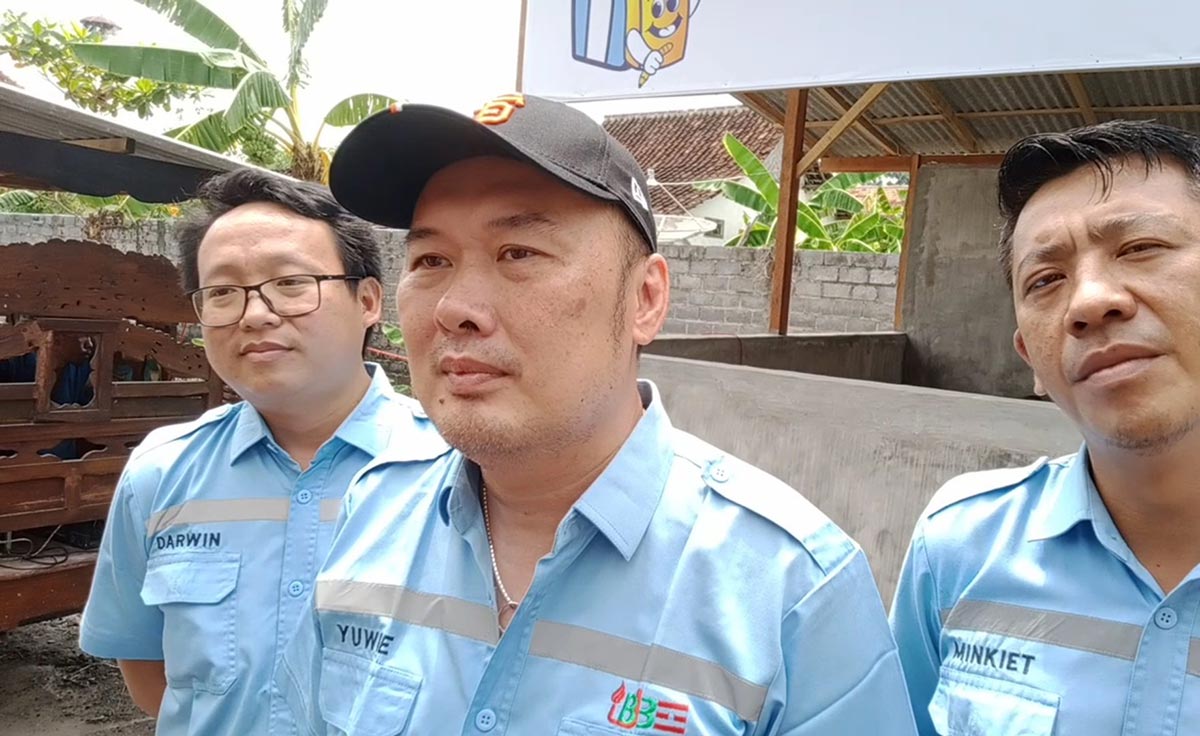 Direktur PT BJB Probolinggo Juwe Santoso (tengah) saat diwawancarai wartawan.