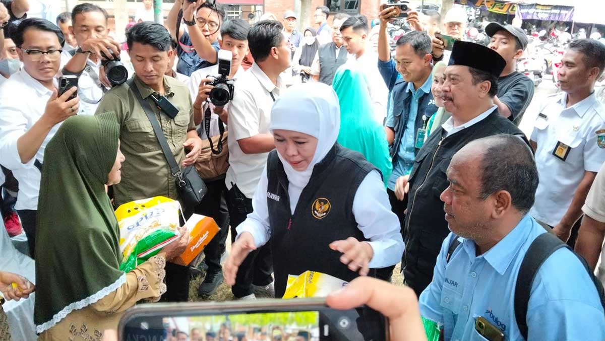 Gubernur Khofifah saat meninjau pelaksanaan Pasar Murah di Jombang.
