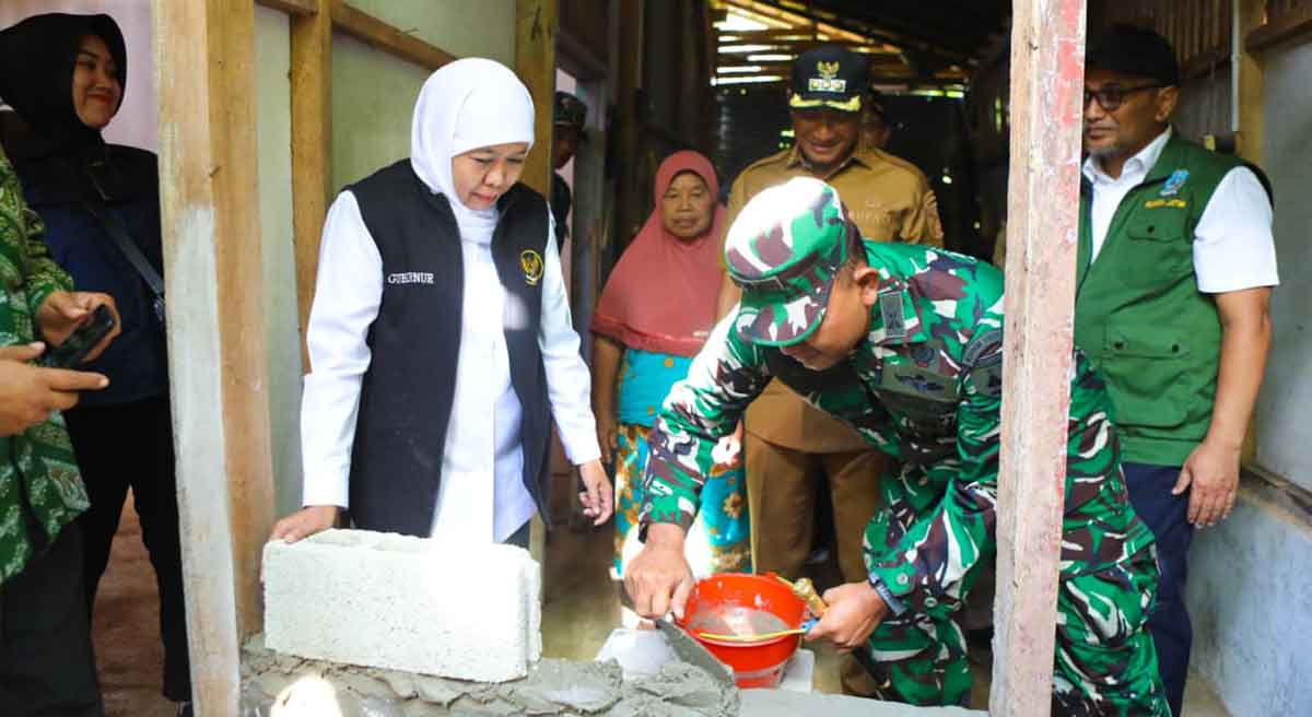 Gubernur Khofifah saat meninjau pelaksanaan program rutilahu atau rumah tinggal layak huni bagi masyarakat kurang mampu di Pacitan.